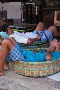 Powernapping im Schlafkorb
