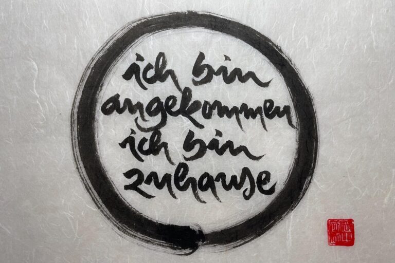 Kalligrafie „ich bin angekommen, ich bin zuhause“ in einem Enso-Kreis
