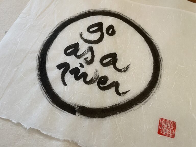 Kalligrafie „go as a river“ in einem Enso-Kreis auf Reispapier