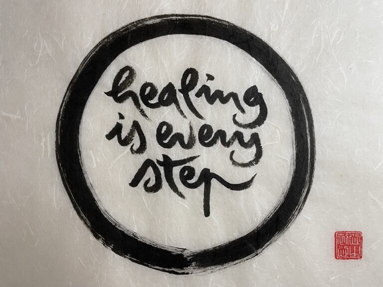 Kalligrafie „healing is every step“ in einem Enso-Kreis