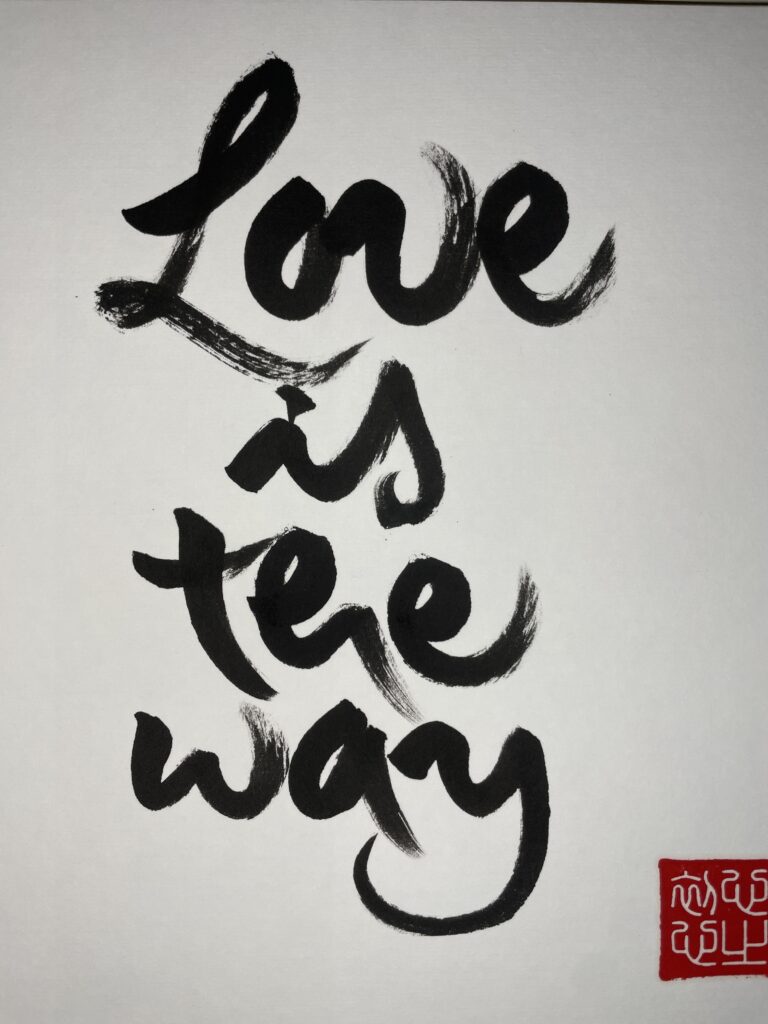 Kalligrafie „Love is the way“ in schwarzer Tusche